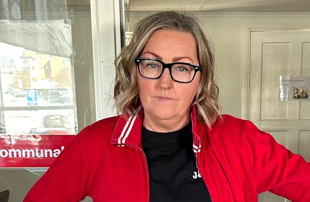 Erika Hasselvik, Kommunal i röd tröja.