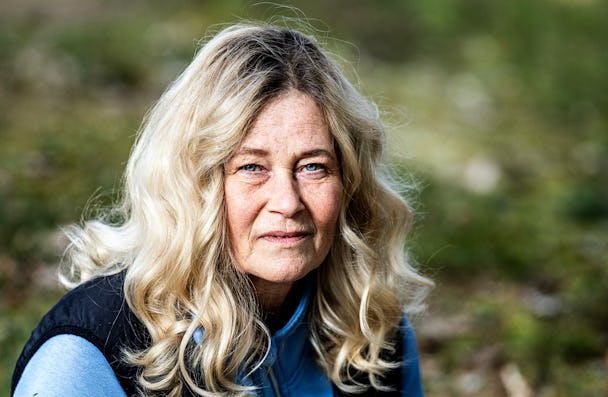 Susanne Holmberg i skogsmiljö.