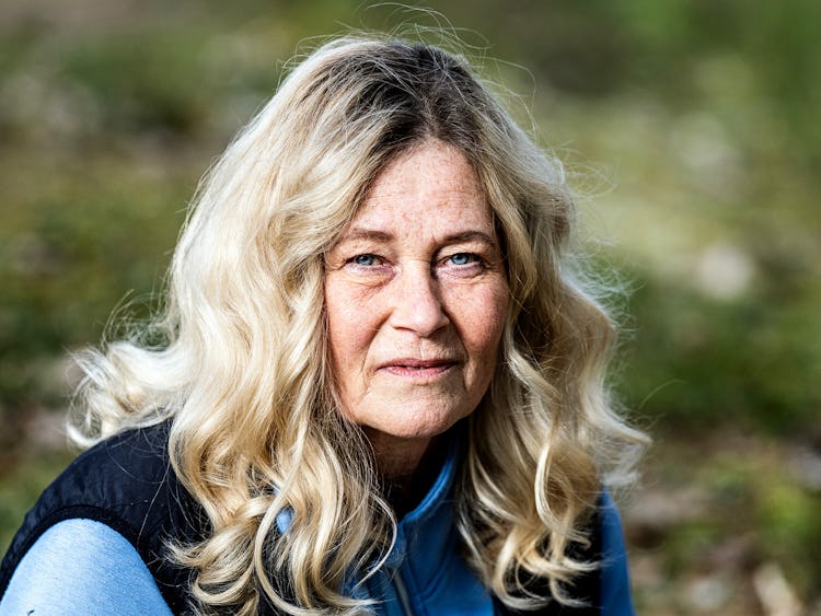 Susanne Holmberg i skogsmiljö.