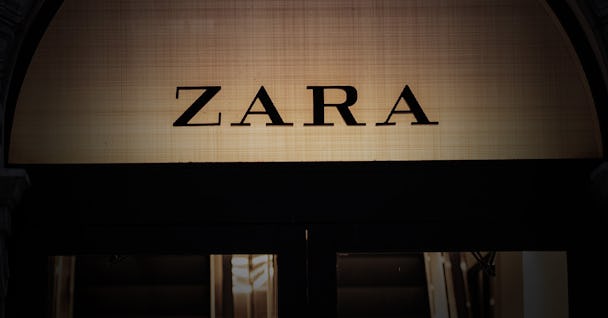 Upplyst Zara-skylt ovanför en butiksingång.