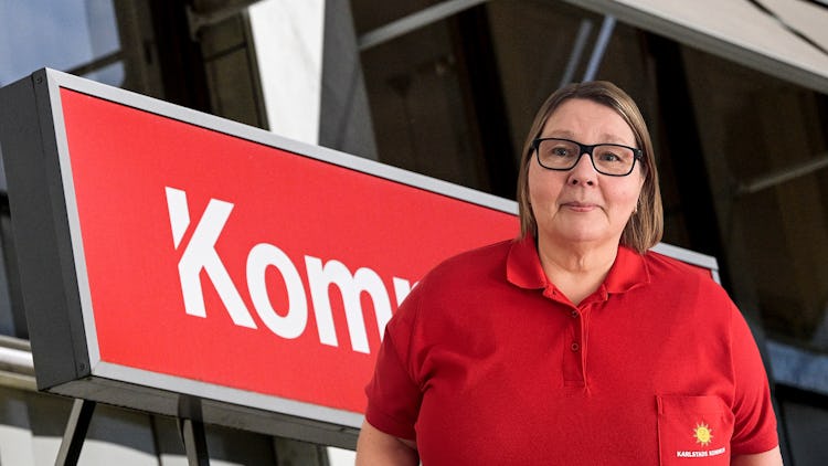 Stödassistenten Susanne Thåg i ett kollage med en Kommunal-skylt.