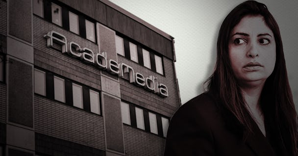 En kvinna står framför "academedia"-byggnaden som har en blek grå och svart färgsättning.