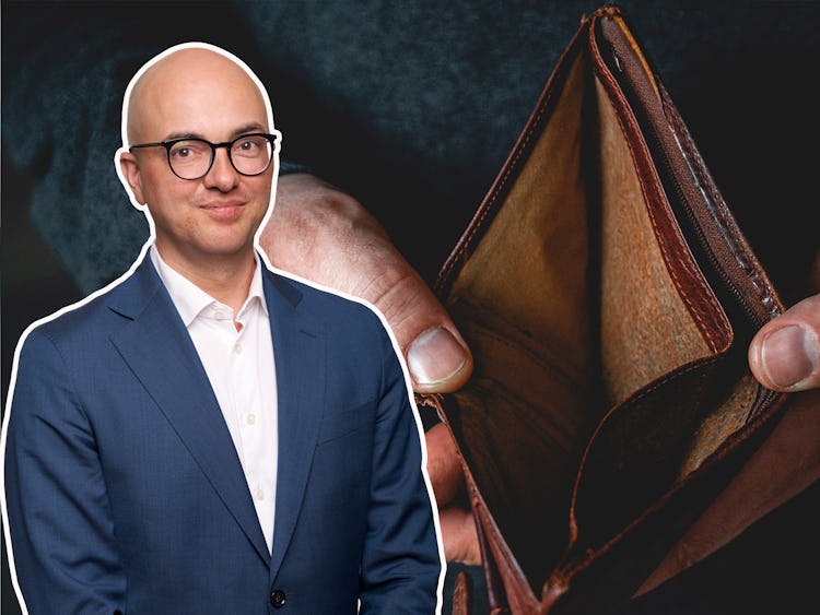 LO-ekonomen Torbjörn Hållö i en kollagebild med en tom plånbok.