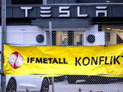 Banderoll från IF Metall med texten ’konflikt’ utanför Tesla-anläggningen på Boplatsgatan i Malmö.