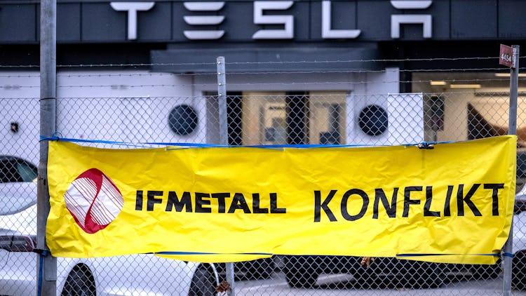 Banderoll från IF Metall med texten ’konflikt’ utanför Tesla-anläggningen på Boplatsgatan i Malmö.