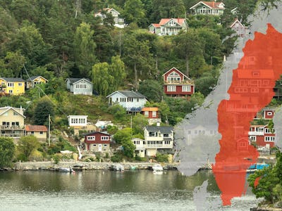 En kustby med färgglada hus på en kulle, visande en röd pixlad kartgrafik över Norden på höger sida.