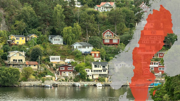 En kustby med färgglada hus på en kulle, visande en röd pixlad kartgrafik över Norden på höger sida.