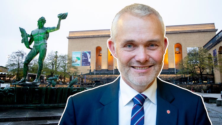 En man i kostym med ett leende framför Götaplatsen i Göteborg. Bilden är ett kollage.