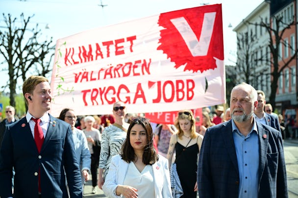 Svensk grupp håller i en stor banderoll med orden "klimatet, välfärden, trygga jobb"