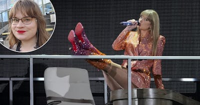 En kvinna i glittrig outfit sjunger på scenen, sittande med fötterna upp.