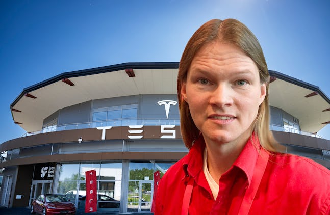 En person med långt hår som har på sig en röd skjorta står framför en Tesla-butik med en cirkulär design. Bilden är ett kollage.