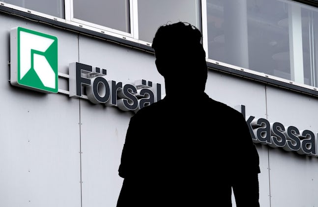 Silhuett av en person framför en byggnad med texten "Försäkringskassan" och en grön symbol, som indikerar Sveriges socialförsäkringsmyndighet.