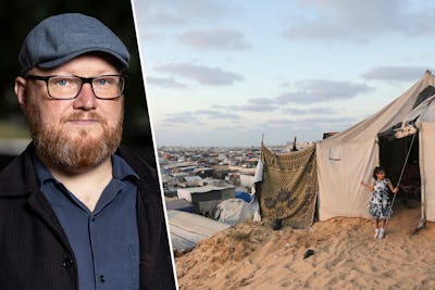 En man med skägg, glasögon och keps till vänster; till höger står en ung flicka utanför ett provisoriskt tält i ett flyktingläger.