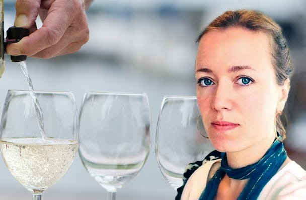En kvinnas ansikte på en bild av tre vinglas, med en hand som häller vitt vin i ett av glasen i bakgrunden.
