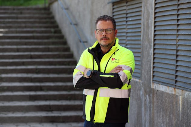 Emil Persson står i varseljacka mot en stenvägg och i förgrunden syns en stentrappa.