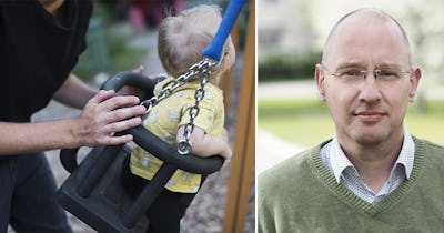 En person skjuter en bebis i en gunga i vänstra bilden. I högra bilden står en Johan Enfeldt med glasögon och grön tröja och tittar in i kameran utomhus.