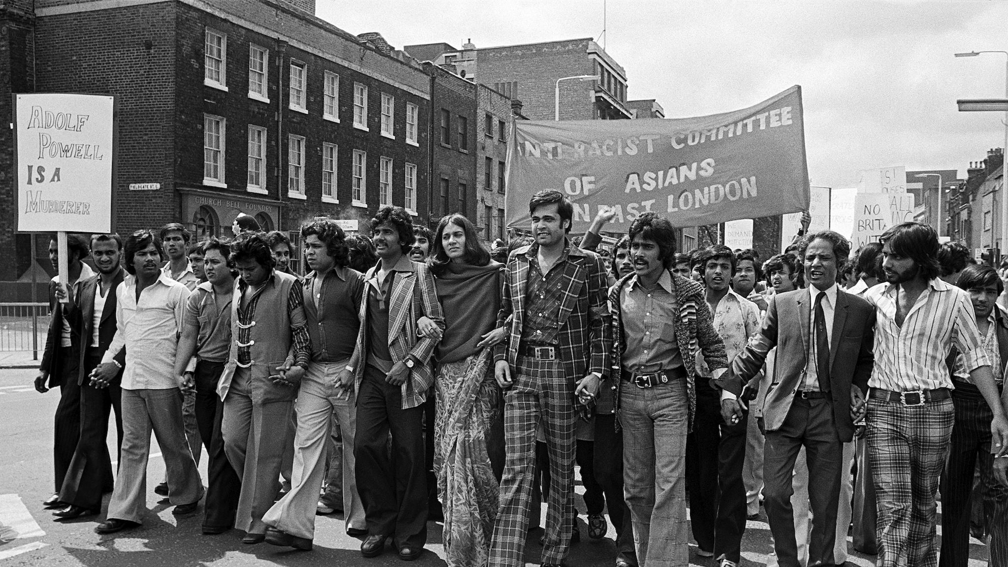 Foto på en grupp bengaliska demonstranter i östra London 1978