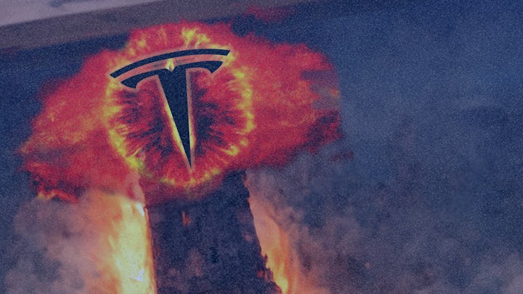Saurons öga ser en Tesla-logga.