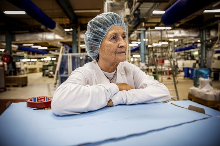 Birthe Karlsson, 64 år, har arbetat på Göteborgs Kex sedan 1979. Nu är hon orolig över vad som kommer att hända när fabriken stänger. ”Vem vill anställa mig? Jag har ett år kvar till pension.”