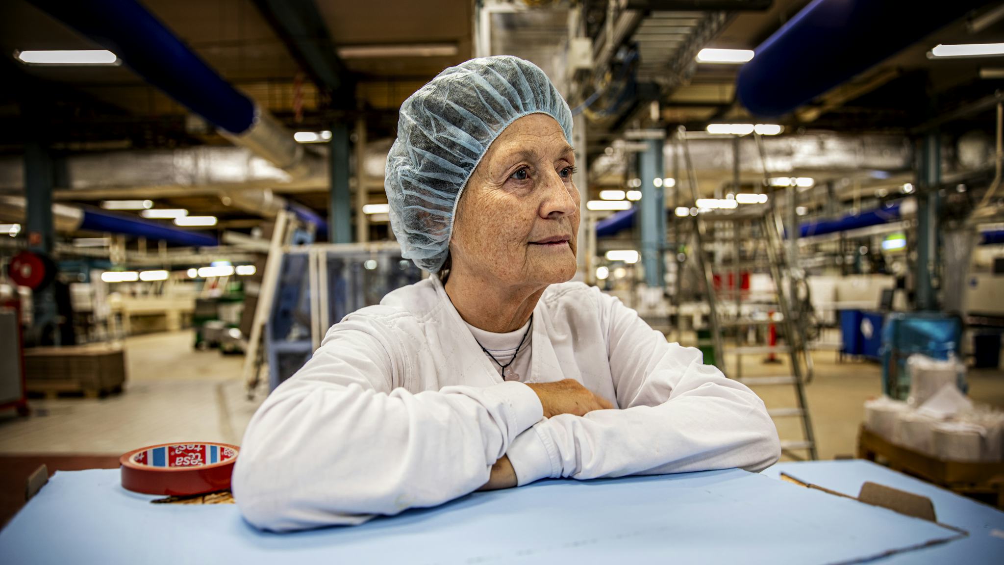 Birthe Karlsson, 64 år, har arbetat på Göteborgs Kex sedan 1979. Nu är hon orolig över vad som kommer att hända när fabriken stänger. ”Vem vill anställa mig? Jag har ett år kvar till pension.”