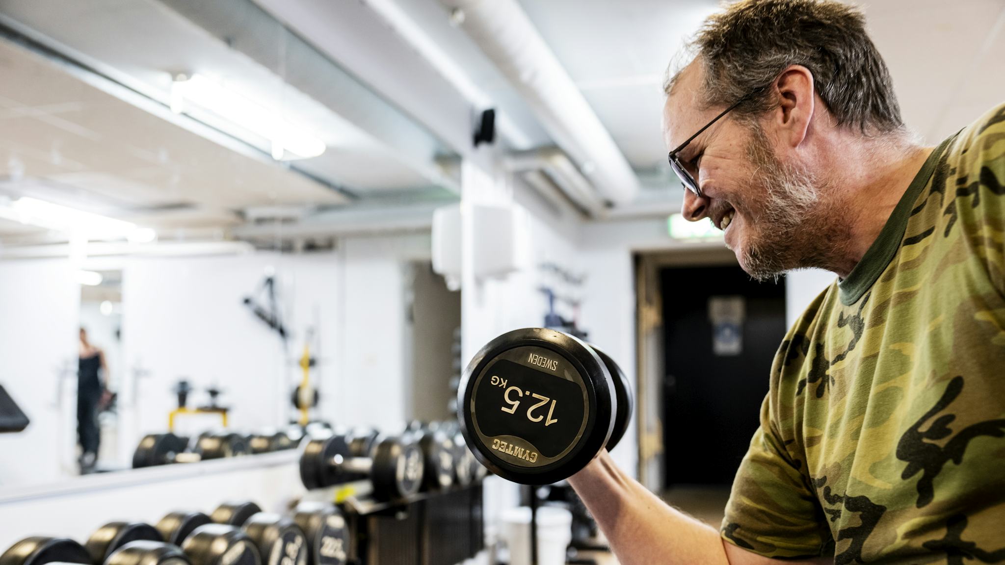 Mattias Axelsson, ordförande i Livsklubben på HK Scan i Linköping, testar en av hantlarna på arbetsplatsens gym.