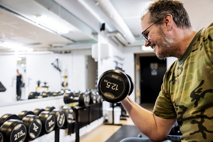 Mattias Axelsson, ordförande i Livsklubben på HK Scan i Linköping, testar en av hantlarna på arbetsplatsens gym.