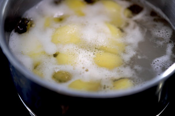 Färskpotatis kokar inte sönder lika lätt som vinterpotatis.