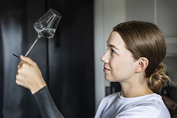 Ida Ivarsson granskar ett glas sprit.