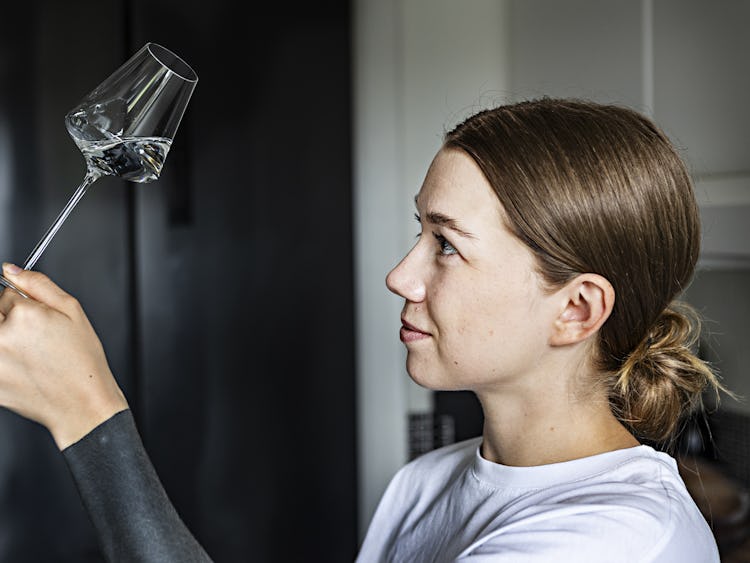Ida Ivarsson granskar ett glas sprit.