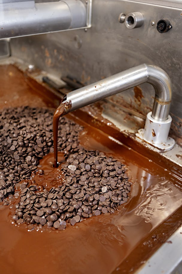 Från chokladdoppningsmaskinen rinner en fin couverturechoklad från Ghana, som innehåller 60 procent kakao. Ingen blockchoklad används.