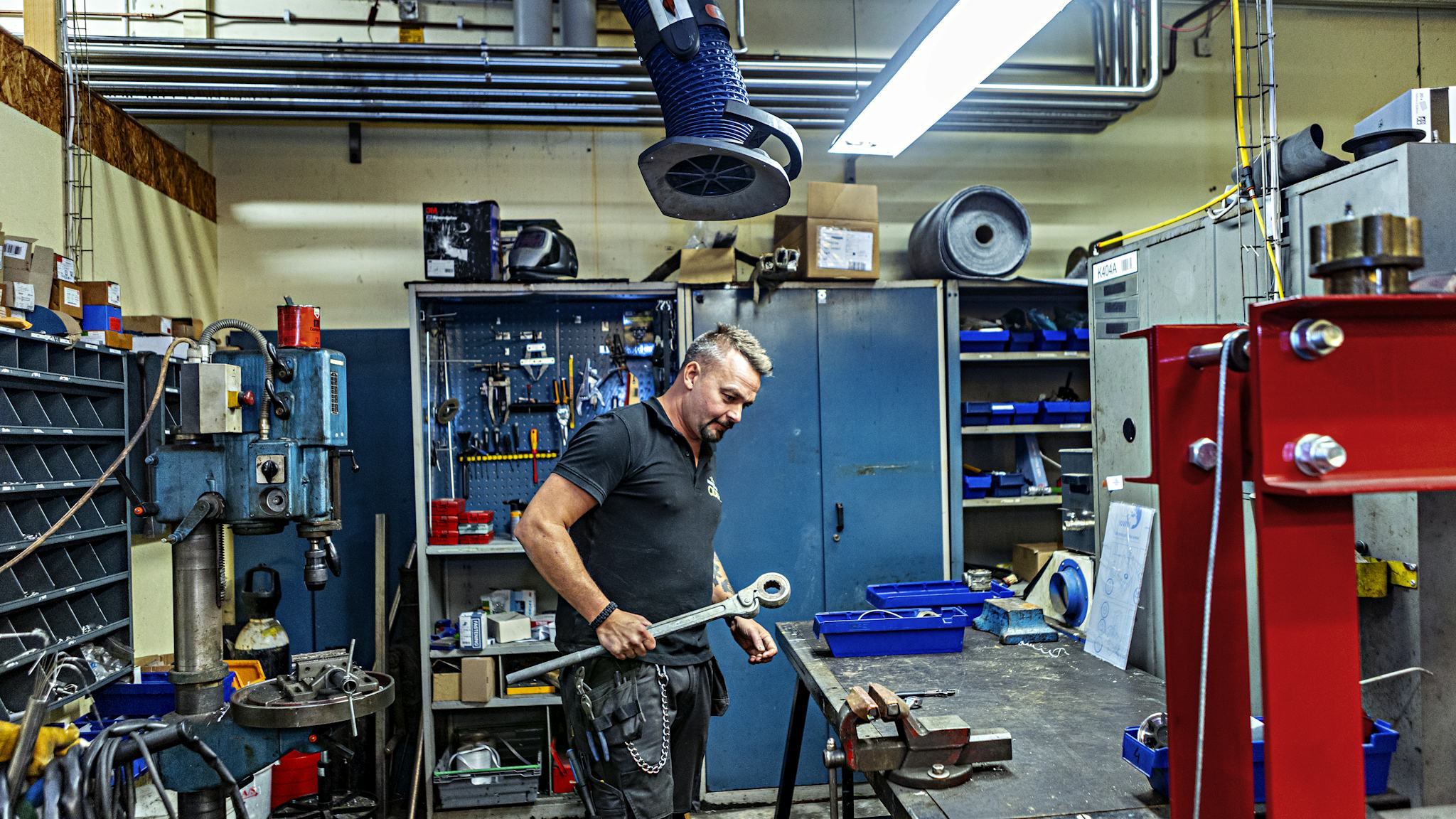 Glöggdoften letar sig in även i verkstaden där mekanikern och underhållsteknikern Mattias Nilsson arbetar. Under högsäsong, som nu, är det extra viktigt att det inte blir stopp på linjen.