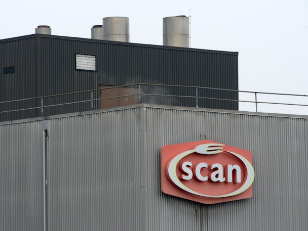 En fabriksbyggnad med en skylt som säger scan på.