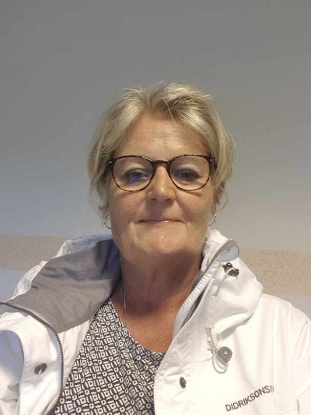 Maria Lennernäs, docent i näringslära, bär glasögon och en vit jacka.