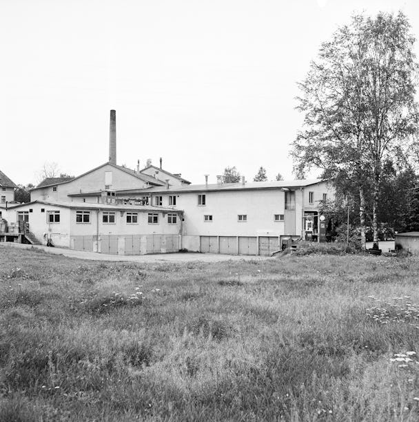 Ett svartvitt foto av en Kopparbergs Bryggeri på ett fält.