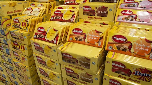 En visning av gul choklad i en butik.
