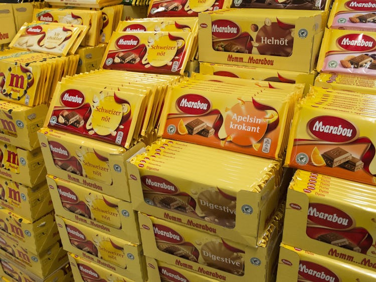 En visning av gul choklad i en butik.
