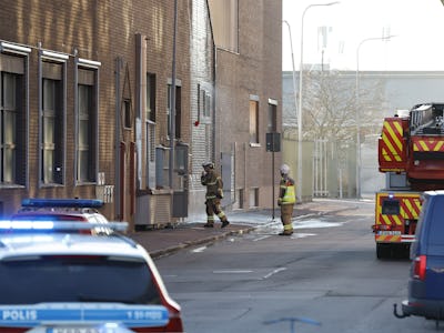 En brandbil står parkerad framför en byggnad.