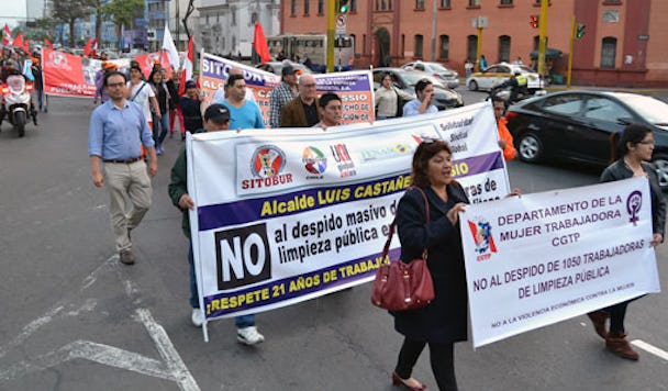 I Lima demonstrerades det till stöd för de 1050 städarna på Sitobur som riskerar att förlora jobbet. Mitt i tåget går Sergio Laguna och Torbjörn Jonsson från Fastighets.