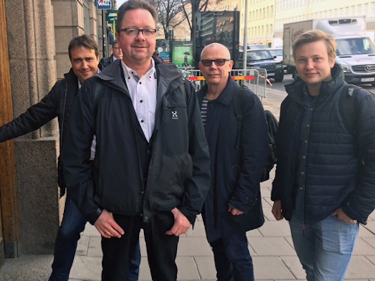 Joakim Oscarsson, Magnus Pettersson, Jari Visshed och Emil Isenheim från Fastighets, på väg in till förhandlingar med Fastigo.