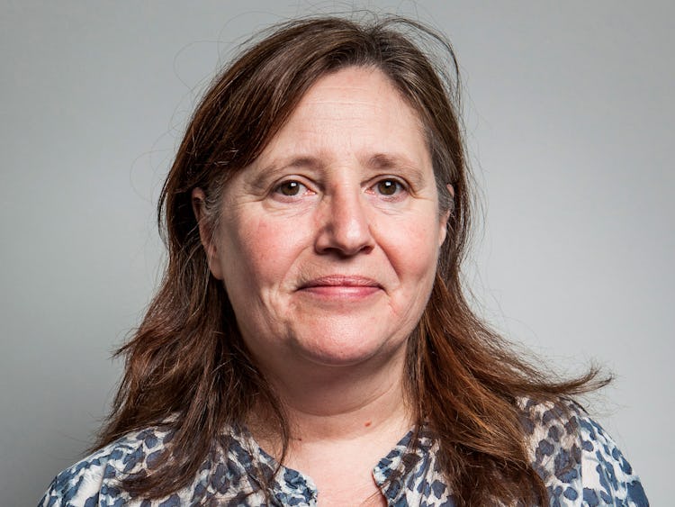 Porträtt på Ewa Edström i en skjorta med leopardmönster.