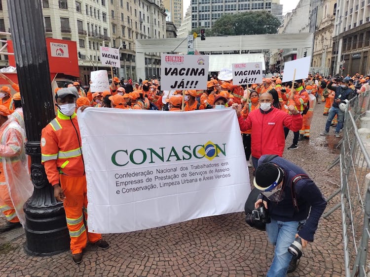 Demonstration i Brasilien för vaccin till gatustädare