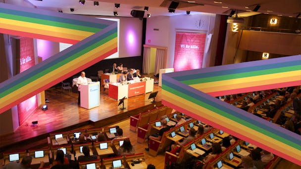 Foto inifrån en fullsatt kongressal, med prideflaggans färger lagda ovanpå. Bilden är ett montage.