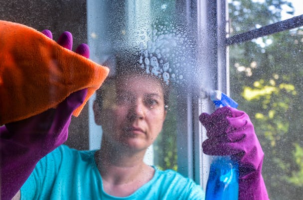 Kvinna putsar fönster