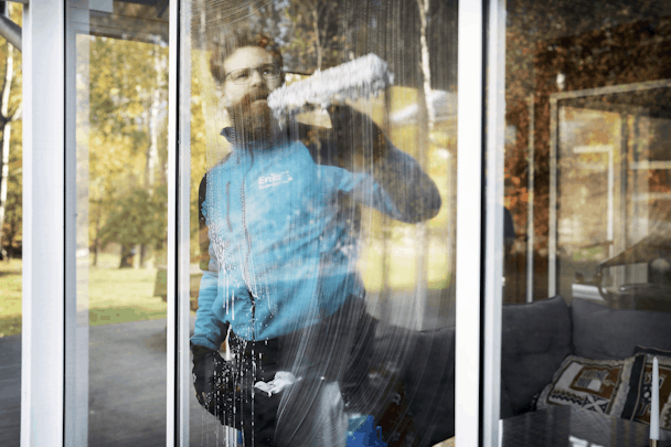 NiclasNiclas Bildtgård på Eriks fönsterputs i Hässleholm tvättar en fönsterruta.