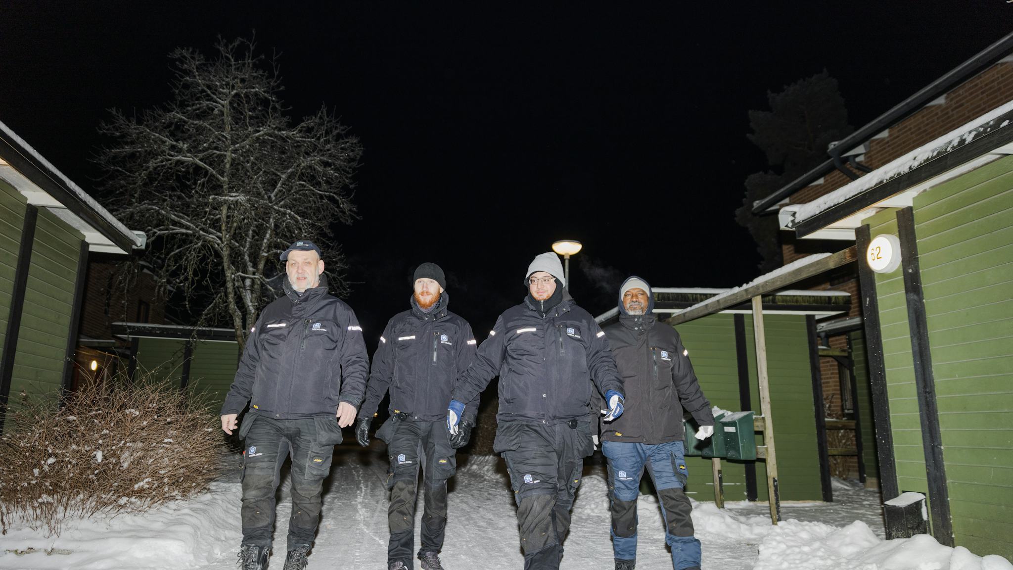 Områdesvärdar på Uppsalahem promenerar i bostadsområdet Oscar Arpis väg.