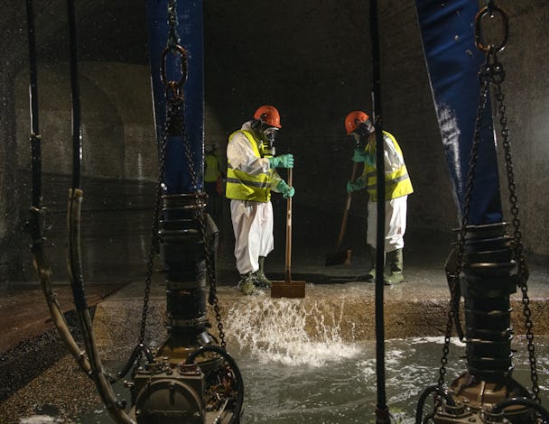 Saneringen av kärnkraftsverkets kylvattentunnlar är avgörande för att kärnkraftet ska fungera. Varje år rensas mellan 300-500 kubikmeter musslor bort från tunneln.