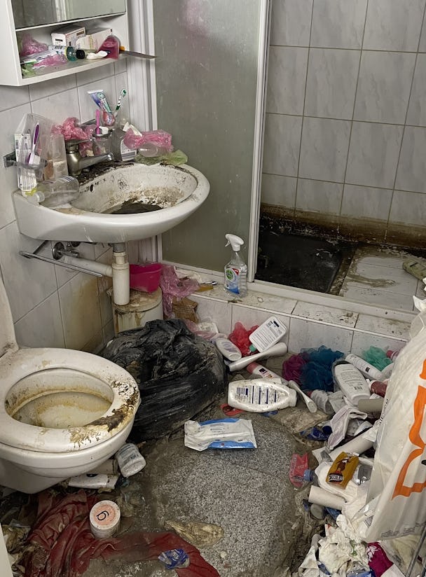 Bild på ett extremt nedsmutsat badrum.