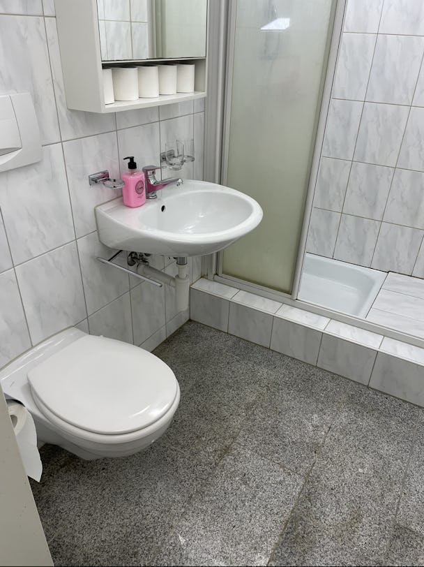 Bild på ett badrum städat skinande rent.