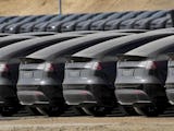 Teslabilar parkerade vid den stora fabriken i Grünheide nära Berlin i Tyskland.