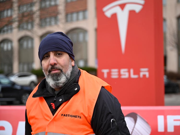 Jamal el Mourabit bevakar så att strejkbrytare inte tar sig in på Teslas område. Fackliga företrädare står på platsen i skift.
